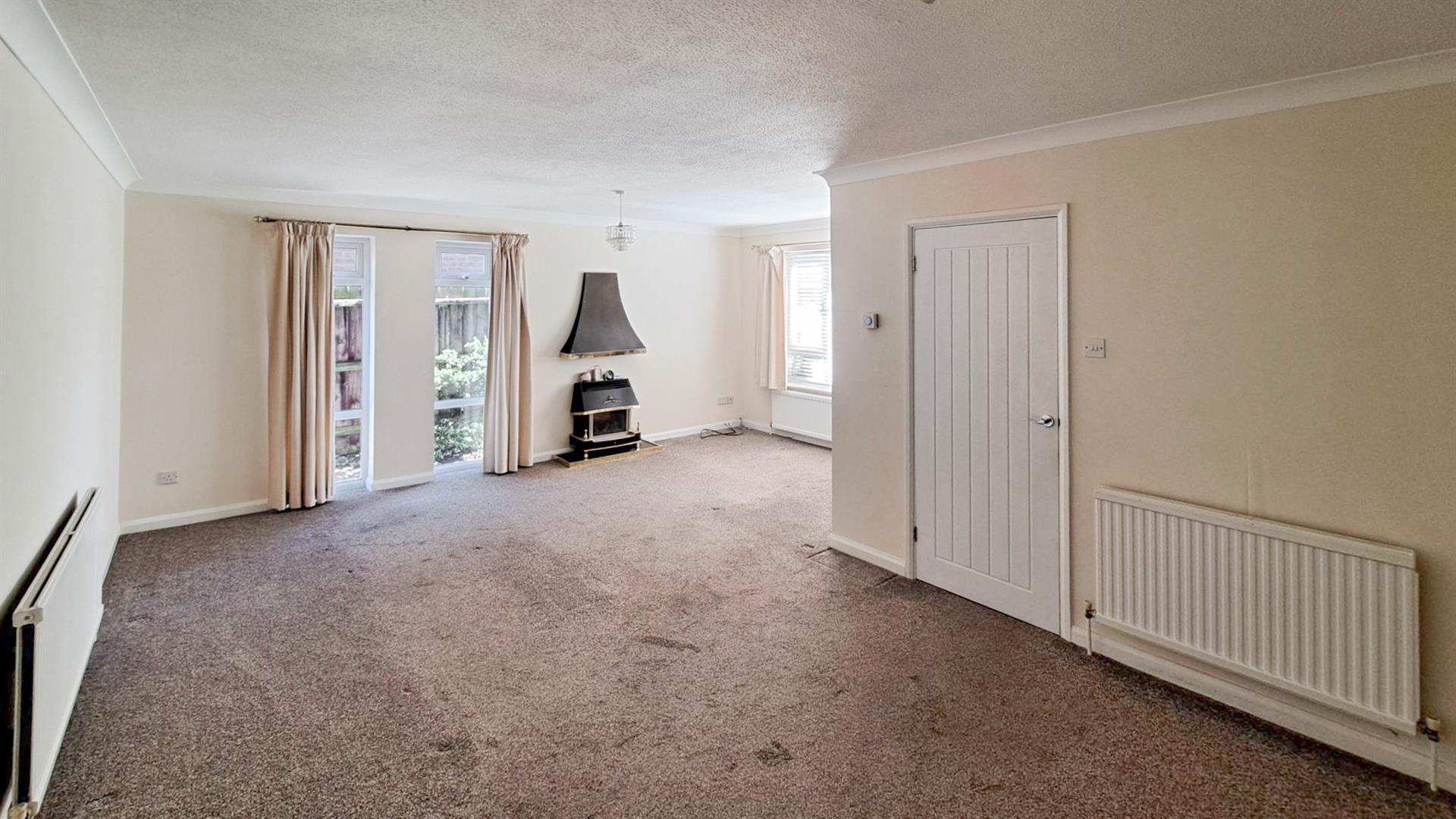 4 bed property in Farnham Way, Bedford